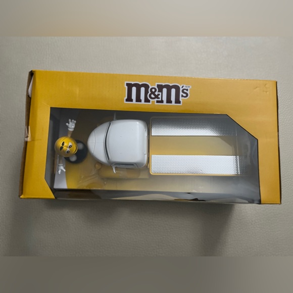 NWT - Jada M&M’s Yellow & 1947 Ford Coe Flatbed 1:24 Die Cast - Picture 9 of 10